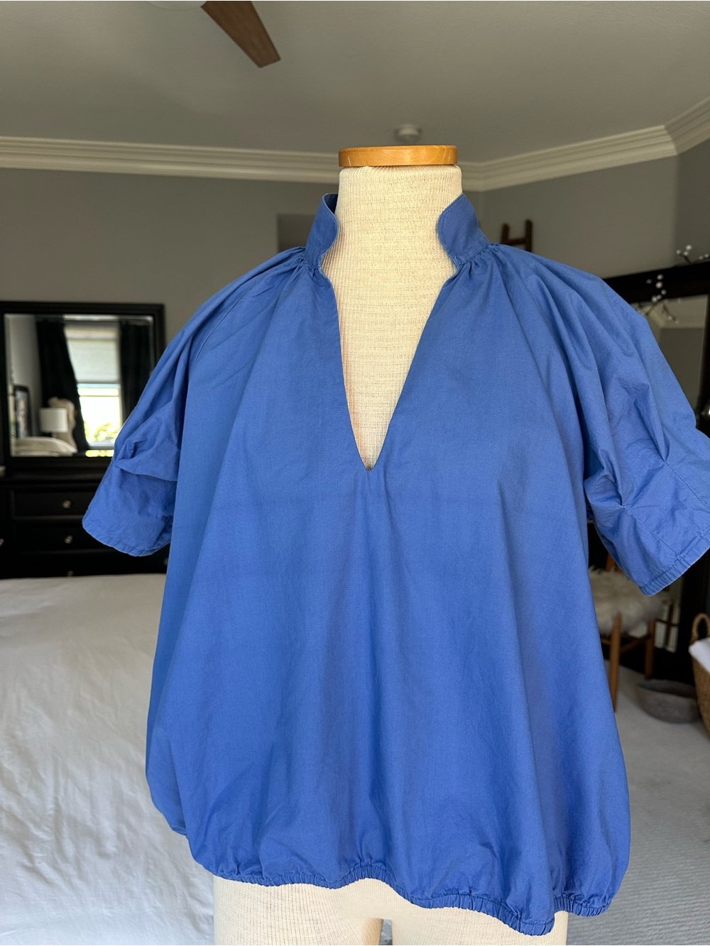 LIVRO v-neck puff sleeve top with elastic hem, size large - Picture 4 of 11